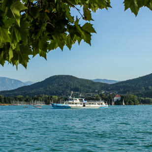 Schiff vor Strandbad