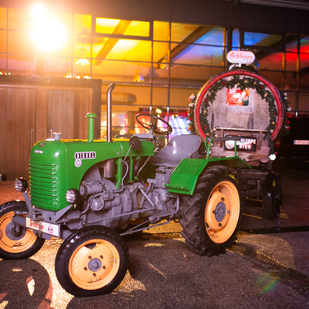 Traktor vor Eventhalle