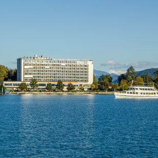 Schiff vor Parkhotel