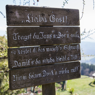 Hinweisschild Alm