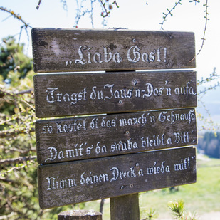 Hinweisschild Alm