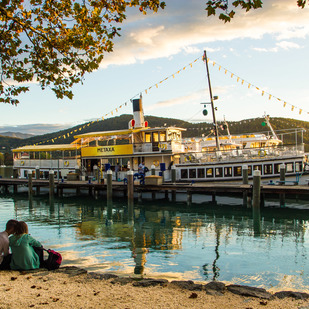 Pärchen vor der Thalia in der Werft in Klagenfurt