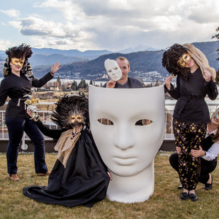  La Mascarade
