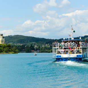 Schiff vor Schloss Reifnitz